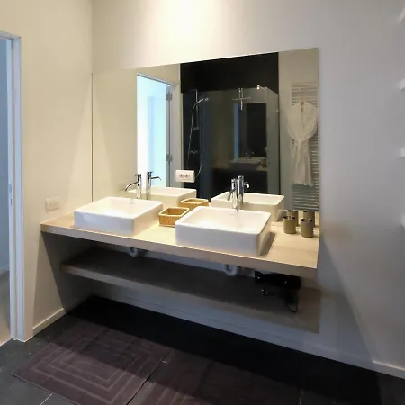 Modern Ruim 2-slaapkamer 아파트 *
